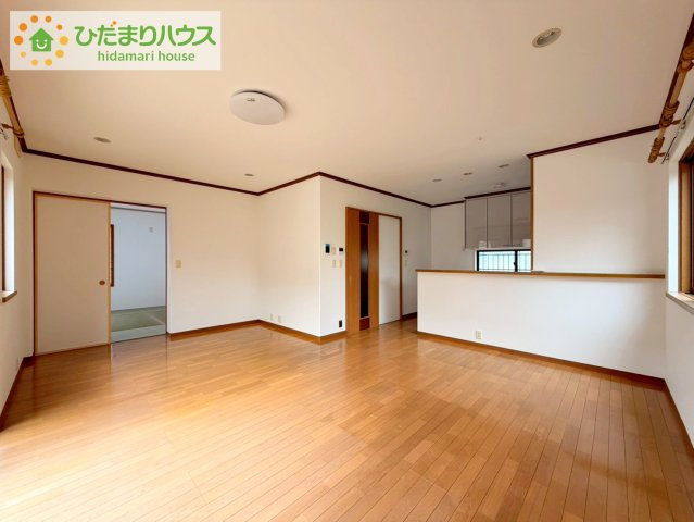 日立市東金沢町5丁目　中古戸建の居間・リビング|室内においても元気なお子様の成長を見守る、広々としたリビング・ダイニングスペース。南向きの暖かな日差しがさしこみ、家族が自然と集うスペースです。													