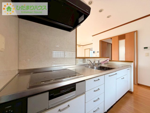 日立市東金沢町5丁目　中古戸建のキッチン|3口コンロのIHなので、お掃除も楽々できちゃいます♪