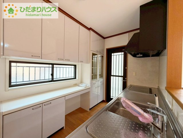 日立市東金沢町5丁目　中古戸建のキッチン|備え付け収納で、スッキリお片付け！