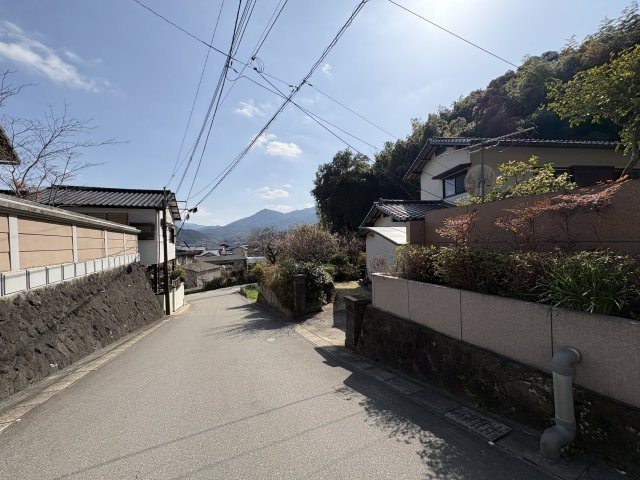 【前面道路含む現地写真】 | 〇* 庭とアトリエが育てる、四季と暮らす家 〇* 那珂川市別所 | 前面道路の様子