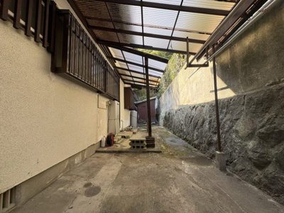【その他】 | 〇* 庭とアトリエが育てる、四季と暮らす家 〇* 那珂川市別所 | 屋根付きの車庫。敷地内に車種に依りますが３台停められます。