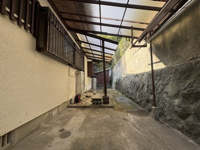 【その他】 | 〇* 庭とアトリエが育てる、四季と暮らす家 〇* 那珂川市別所 | 屋根付きの車庫。敷地内に車種に依りますが３台停められます。