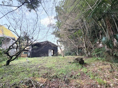 【庭】 | 〇* 庭とアトリエが育てる、四季と暮らす家 〇* 那珂川市別所 | 庭全景と倉庫。庭のほとりに小川が流れています。