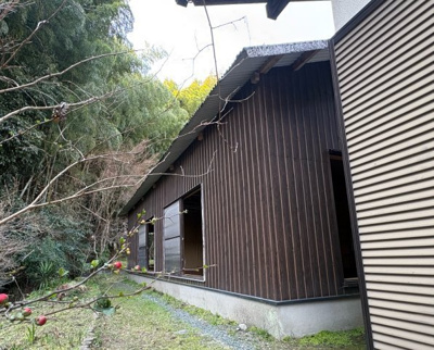 【外観】 | 〇* 庭とアトリエが育てる、四季と暮らす家 〇* 那珂川市別所 | 倉庫外観。庭には四季折々の花が咲きます。