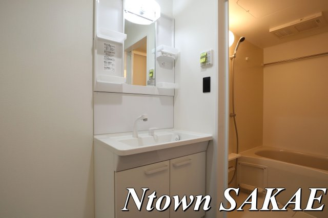 【独立洗面台】 | Lives Residence Sako | 朝の支度にも助かる、独立の洗髪洗面化粧台