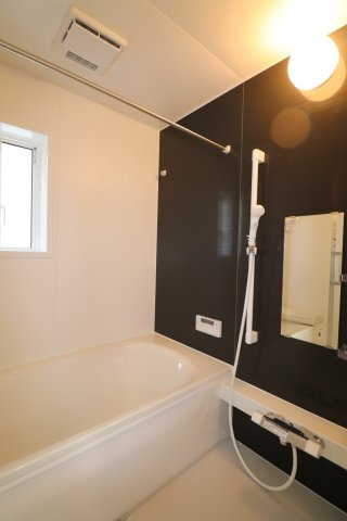 諏訪野町新築戸建の浴室