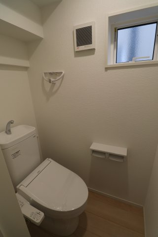 諏訪野町新築戸建のトイレ