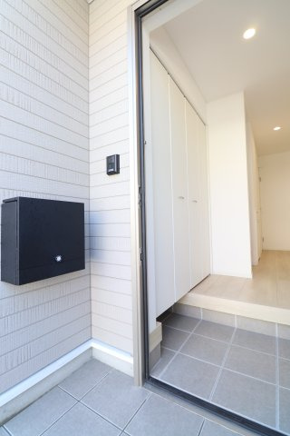 諏訪野町新築戸建の玄関