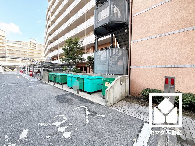 西宮マリナパークシティ・海のまち壱番館の収納|上質な素材と洗練されたデザインが織りなすエントランス。住まう人の誇りを感じさせる、優雅な迎えの空間。