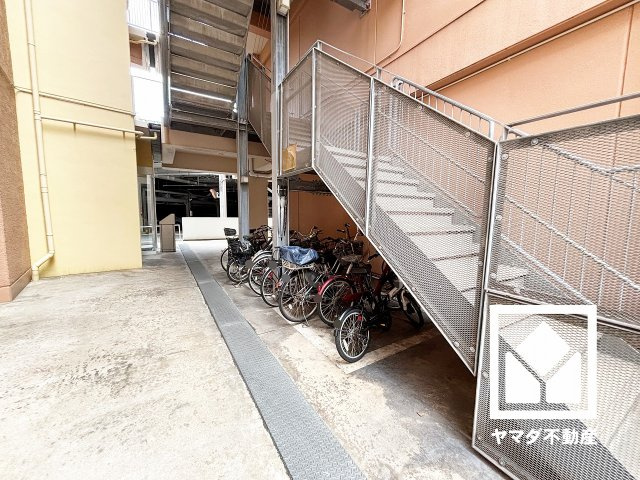 西宮マリナパークシティ・海のまち壱番館のその他|収納力豊富なウォークインクローゼット付き。お洋服はもちろん、スーツケースなどの大物もしっかり収納できます。
