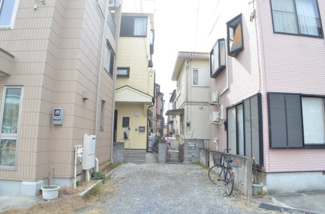 【外観】 | さいたま市中央区鈴谷5丁目・戸建 | 前面には32.74㎡の空地（持分1/4）あり。