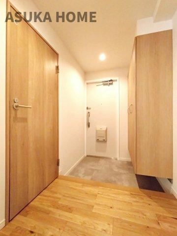 上大岡セントラルハイツB棟の玄関|シューズボックスも天井近くまであるものを採用しているので靴が多くある方も安心です。