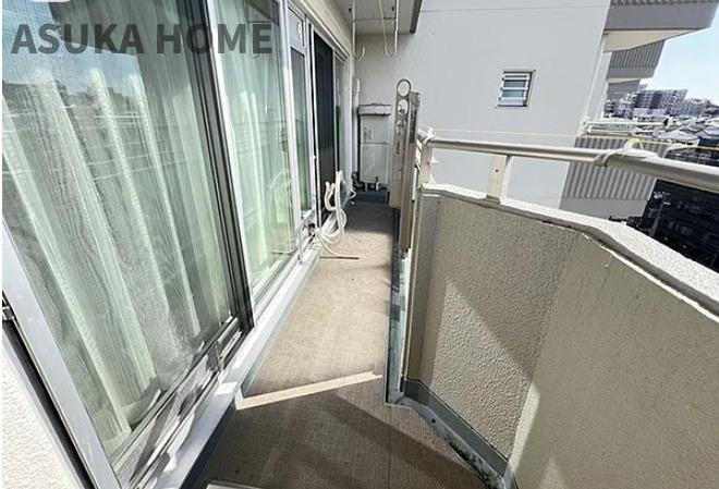 上大岡セントラルハイツB棟のバルコニー|お隣の目線が被らない位置にあるので洗濯物も干しやすいですね。