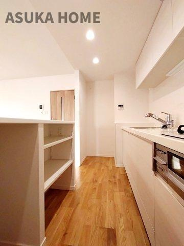 上大岡セントラルハイツB棟のキッチン|キッチン横のカウンター下にはゴミ箱やお皿も収納できますよ。
