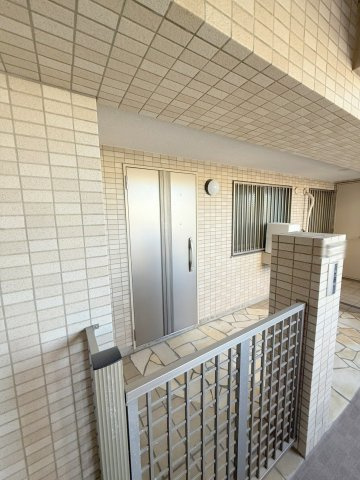 ライフピア柏メゾンラフィーネの玄関|ポーチ付き玄関
