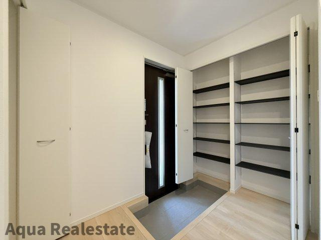 丸亀市原田町の新築一戸建の玄関|収納もある玄関です