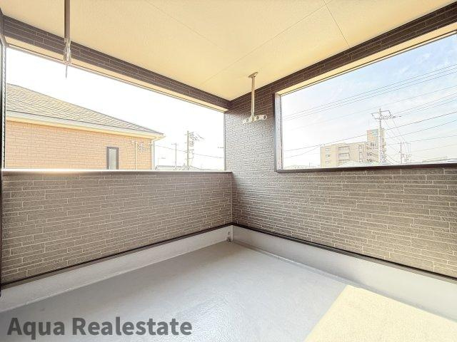 丸亀市原田町の新築一戸建の前面道路含む現地写真|外からの目が気にならないバルコニーで洗濯物が干せます