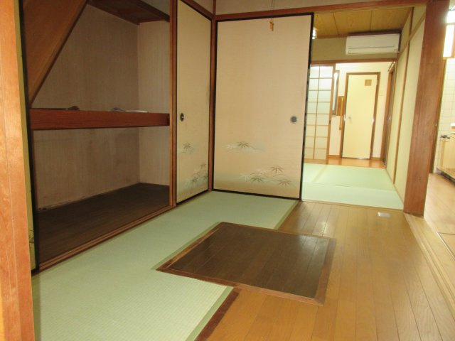 上京区七番町戸建の和室|柔らかい畳が心地よい和室