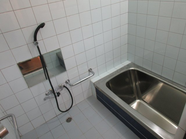上京区七番町戸建の浴室|ゆったり過ごせるお風呂です