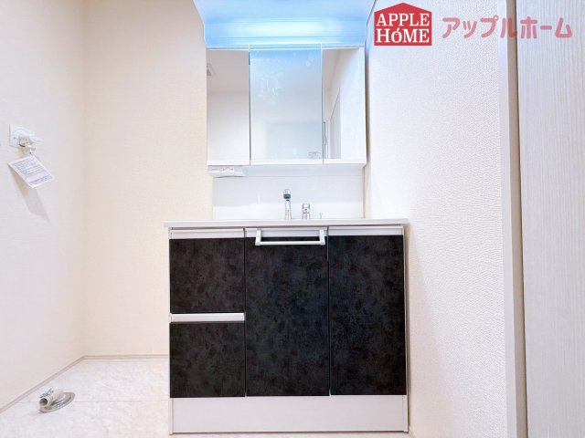 [新築住宅] 深谷市上柴町西1丁目 全4棟の独立洗面台|鏡の裏に歯ブラシや化粧水、整髪料など小物を隠して収納でき、生活感を出さずに綺麗な空間に保てます。また、左右の鏡を動かすことで横や後ろ向きの姿をチェックできるのも嬉しいポイントです