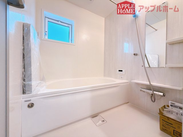 [新築住宅] 深谷市上柴町西1丁目 全4棟の浴室|窓付きのバスルームは、採光もあり明るく気持ちの良い空間です。窓があることで、換気環境も良好。掃除もスムーズに出来ます