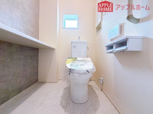 [新築住宅] 深谷市上柴町西1丁目 全4棟のトイレ|白を基調とした清潔感のある明るい空間。温水洗浄便座付きで、毎日快適・清潔に使用できます。操作しやすい壁面リモコンを採用しています。