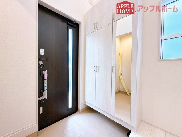 [新築住宅] 深谷市上柴町西1丁目 全4棟の玄関|明るく清潔感のある玄関でお客様を迎えるスペースをパッと明るい印象に！大容量の収納力で大家族の履物もすっきり収納できます♪