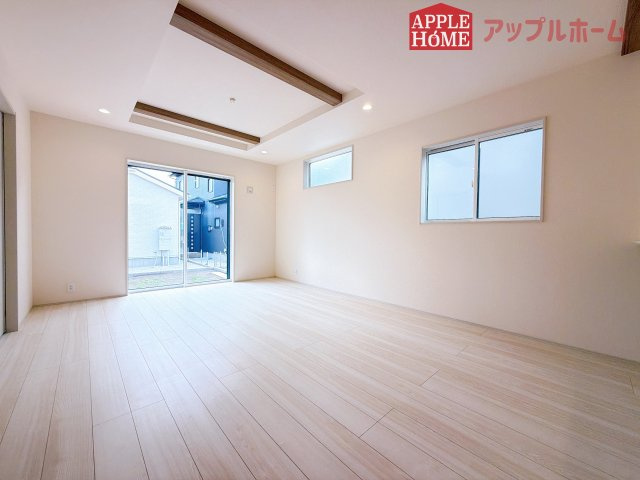 [新築住宅] 深谷市上柴町西1丁目 全4棟の居間・リビング|窓から差し込む光で家族を温かく包み込みます。明るいリビングで子育てする喜びを☆いつでも見学可能です！