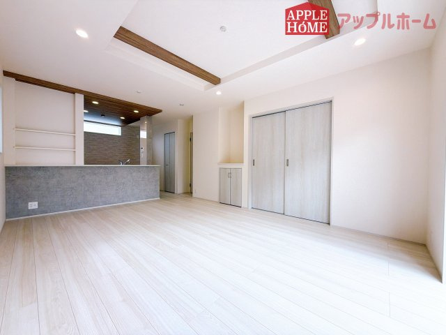 [新築住宅] 深谷市上柴町西1丁目 全4棟の居間・リビング|広々リビング×対面キッチンで家族の会話も弾みます♪家族団らんの秘訣は間取りにあり☆夢のマイホームを一緒に叶えましょう！