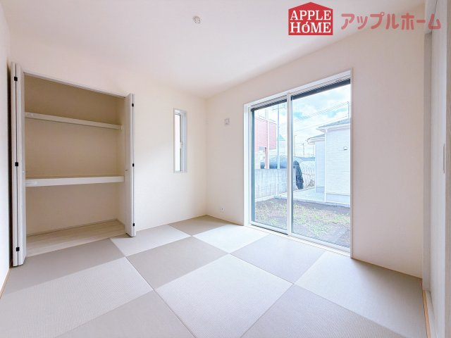 [新築住宅] 深谷市上柴町西1丁目 全4棟の和室|クローゼット付きの和室は、収納スペースが豊富で部屋全体がすっきりと片付きやすいのが特徴です。衣類や荷物を整理しやすく、生活感を抑えた洗練された空間を保てます。