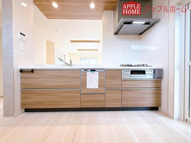 [新築住宅] 深谷市上柴町西1丁目 全4棟のキッチン|キッチンから部屋中が見守れるので、小さなお子様がいるご家庭でも安心です。シンプル×ナチュラルな温かい空間は、どんなスタイルの家具も合わせやすいお部屋です。