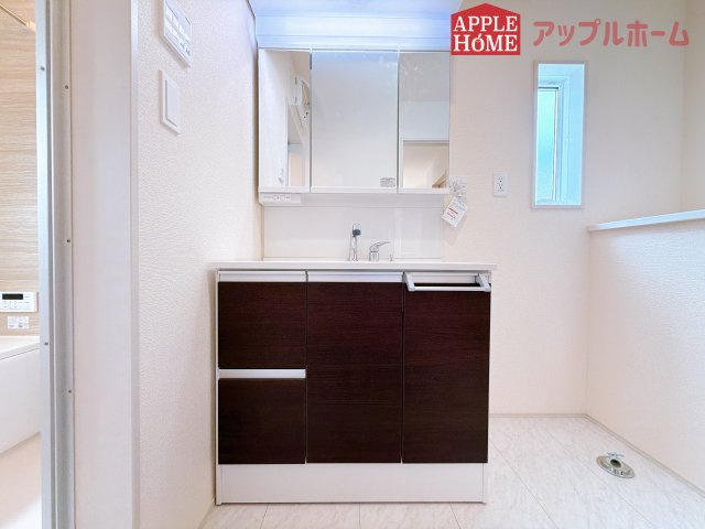 [新築住宅] 深谷市上柴町西1丁目 全4棟の独立洗面台|鏡の裏に歯ブラシや化粧水、整髪料など小物を隠して収納でき、生活感を出さずに綺麗な空間に保てます。また、左右の鏡を動かすことで横や後ろ向きの姿をチェックできるのも嬉しいポイントです