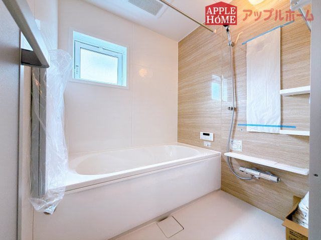 [新築住宅] 深谷市上柴町西1丁目 全4棟の浴室|窓付きのバスルームは、採光もあり明るく気持ちの良い空間です。窓があることで、換気環境も良好。掃除もスムーズに出来ます