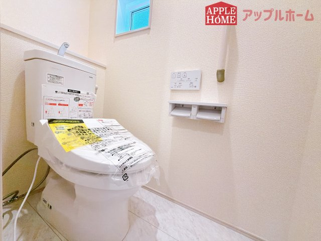 [新築住宅] 深谷市上柴町西1丁目 全4棟のトイレ|白を基調とした清潔感のある明るい空間。温水洗浄便座付きで、毎日快適・清潔に使用できます。操作しやすい壁面リモコンを採用しています。