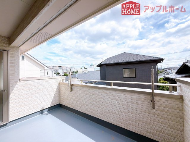 [新築住宅] 深谷市上柴町西1丁目 全4棟のバルコニー|家族分の洗濯物もしっかり干せます。日当たりも良く、毎日のお洗濯が楽しくなりそう♪お布団は手軽に干せていつもポカポカに☆