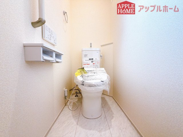 [新築住宅] 深谷市上柴町西1丁目 全4棟のトイレ|白を基調とした清潔感のある明るい空間。温水洗浄便座付きで、毎日快適・清潔に使用できます。操作しやすい壁面リモコンを採用しています。