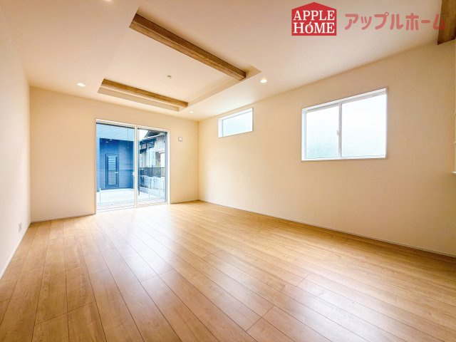 [新築住宅] 深谷市上柴町西1丁目 全4棟の居間・リビング|窓から差し込む光で家族を温かく包み込みます。明るいリビングで子育てする喜びを☆いつでも見学可能です！