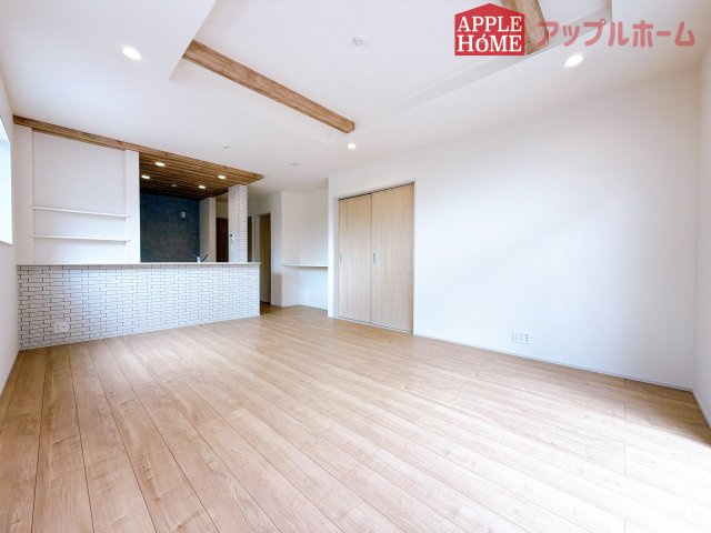 [新築住宅] 深谷市上柴町西1丁目 全4棟の居間・リビング|広々リビング×対面キッチンで家族の会話も弾みます♪家族団らんの秘訣は間取りにあり☆夢のマイホームを一緒に叶えましょう！