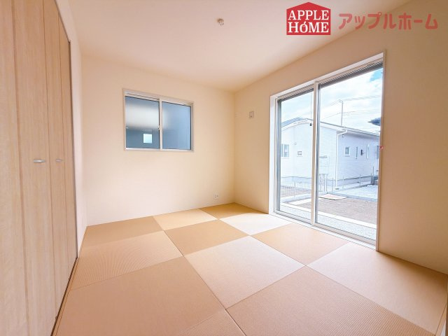 [新築住宅] 深谷市上柴町西1丁目 全4棟の和室|クローゼット付きの和室は、収納スペースが豊富で部屋全体がすっきりと片付きやすいのが特徴です。衣類や荷物を整理しやすく、生活感を抑えた洗練された空間を保てます。
