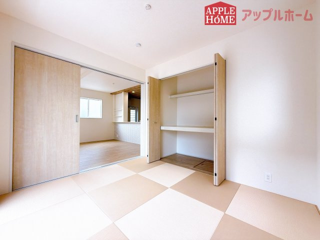 [新築住宅] 深谷市上柴町西1丁目 全4棟の和室|クローゼット付きの和室は、収納スペースが豊富で部屋全体がすっきりと片付きやすいのが特徴です。衣類や荷物を整理しやすく、生活感を抑えた洗練された空間を保てます。