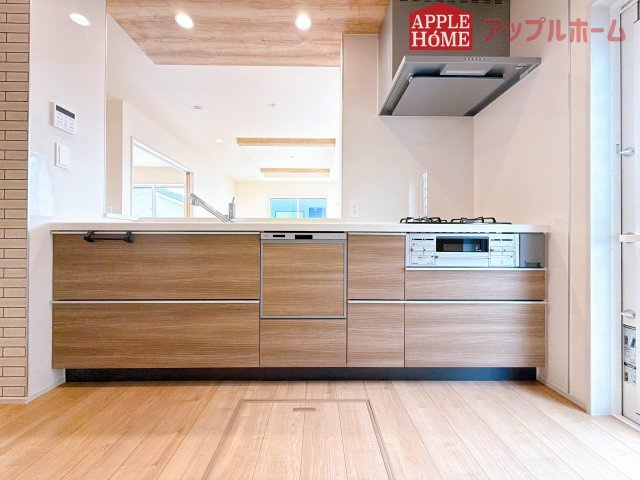 [新築住宅] 深谷市上柴町西1丁目 全4棟のキッチン|キッチンから部屋中が見守れるので、小さなお子様がいるご家庭でも安心です。シンプル×ナチュラルな温かい空間は、どんなスタイルの家具も合わせやすいお部屋です。