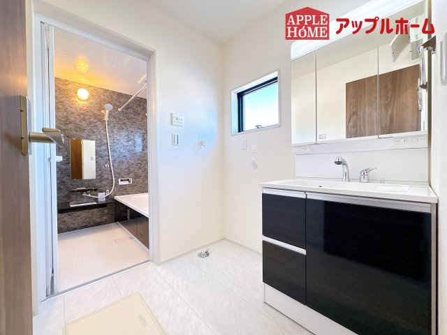 [新築住宅] 鴻巣市東 第4 全4棟の独立洗面台|ゆとりの洗面スペースで朝の身支度も快適スムーズに。３面鏡で髪のセットやお化粧もストレスなくこなせ、朝から気分良く通勤通学に向かえそうですね！鏡の裏にはたっぷりと収納スペースを標準装備