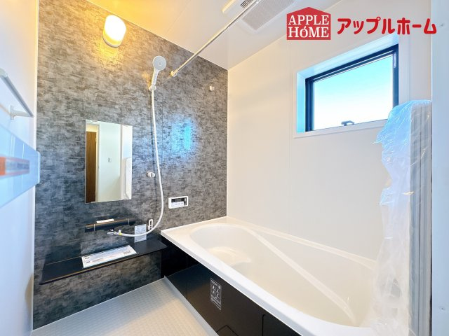 [新築住宅] 鴻巣市東 第4 全4棟の浴室|窓付きのバスルームは、採光もあり明るく気持ちの良い空間です。窓があることで、換気環境も良好。掃除もスムーズに出来ます