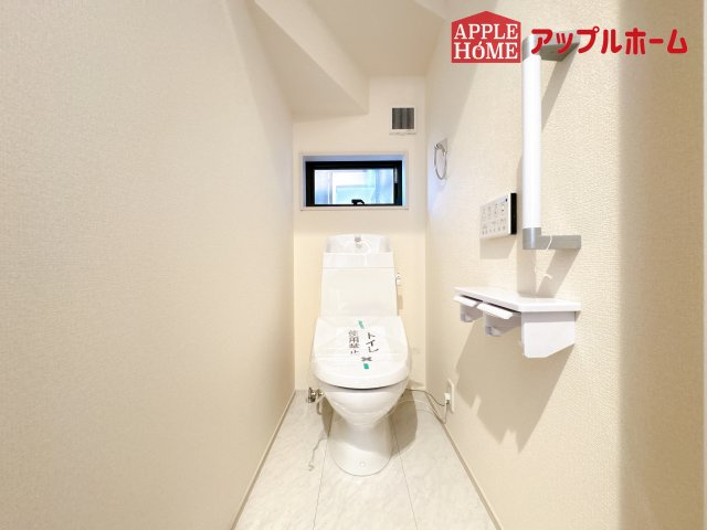 [新築住宅] 鴻巣市東 第4 全4棟のトイレ|白を基調とした清潔感のある明るい空間。温水洗浄便座付きで、毎日快適・清潔に使用できます。操作しやすい壁面リモコンを採用しています。