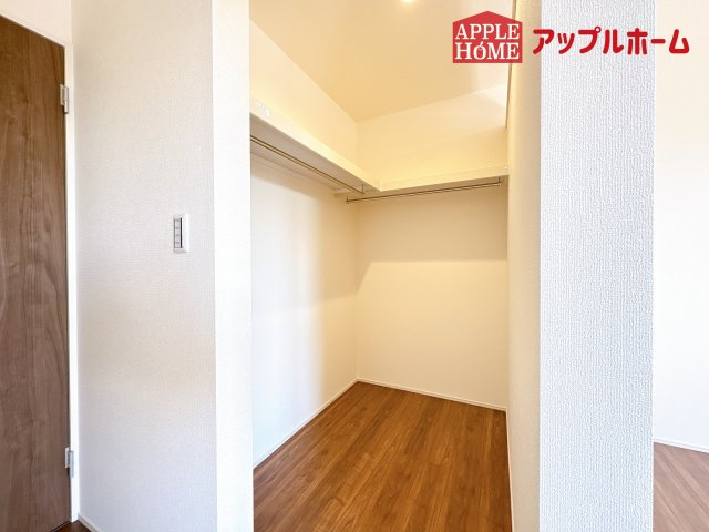 [新築住宅] 鴻巣市東 第4 全4棟の収納|お洋服を大切にされる方に大変喜ばれる、ウォークインクローゼット。お洋服以外にも掃除機やスーツケースなどを一箇所に集約できるのは魅力ですね！扉が一箇所ですので、お部屋の見た目にもスッキリ！