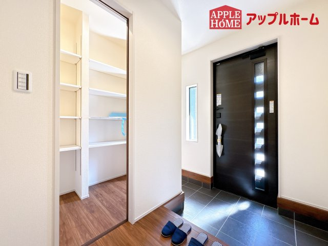 [新築住宅] 鴻巣市東 第4 全4棟の玄関|住まう人も来客も入った時にワクワクさせてくれるオシャレな玄関♪収納もたっぷりあるので、靴がたくさんあっても安心！