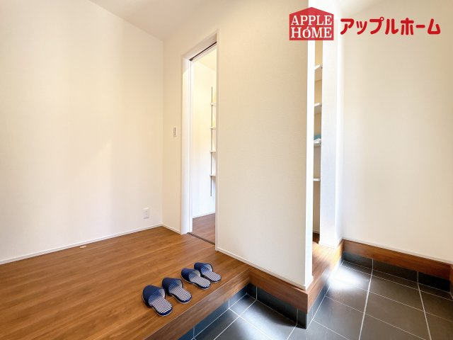 [新築住宅] 鴻巣市東 第4 全4棟の玄関|明るく清潔感のある玄関でお客様を迎えるスペースをパッと明るい印象に！大容量の収納力で大家族の履物もすっきり収納できます♪