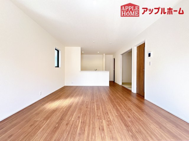 [新築住宅] 鴻巣市東 第4 全4棟の居間・リビング|窓から差し込む光で家族を温かく包み込みます。明るいリビングで子育てする喜びを☆いつでも見学可能です！