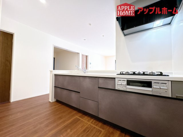 [新築住宅] 鴻巣市東 第4 全4棟のキッチン|見栄えもよくお手入れもスムーズに出来ます。豊富な収納力もございますので、キッチンスペースをスッキリとお使い頂けそうです。