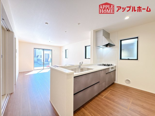 [新築住宅] 鴻巣市東 第4 全4棟のキッチン|対面式キッチンは、家族のコミュニケーションを育み、子育て家族にも好適なプラン！リビングで寛ぐご家族をいつも感じられます♪会話を楽しみながら家事ができ、小さいお子様がいても安心です！